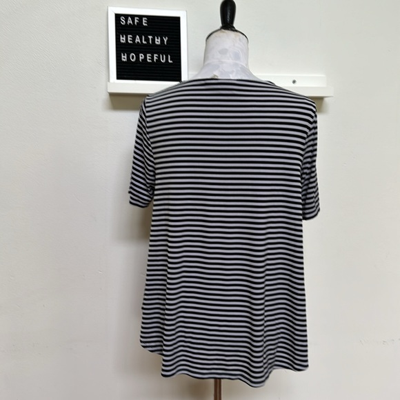 Chico’s Petite Isla Capri Peek-A-Boo Cutout Black & White Striped Top 🥳HP🥳🥳 - Picture 4 of 6